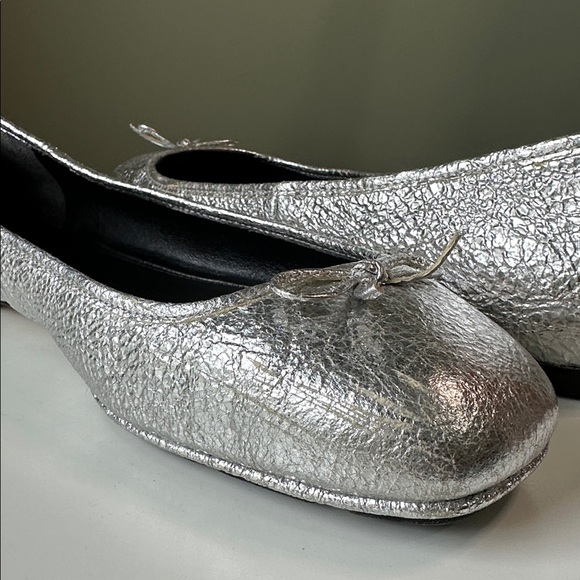 Tory Burch Laila 2 Driver Leather Ballet Flats Crinkle Metallic Silver Flaw - Picture 4 of 16